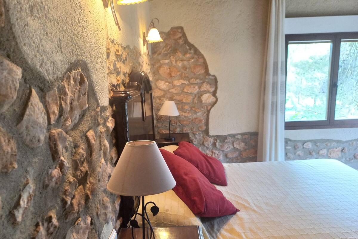 Habitación Deluxe | Ropa de cama de alta calidad, edredón y decoración personalizada