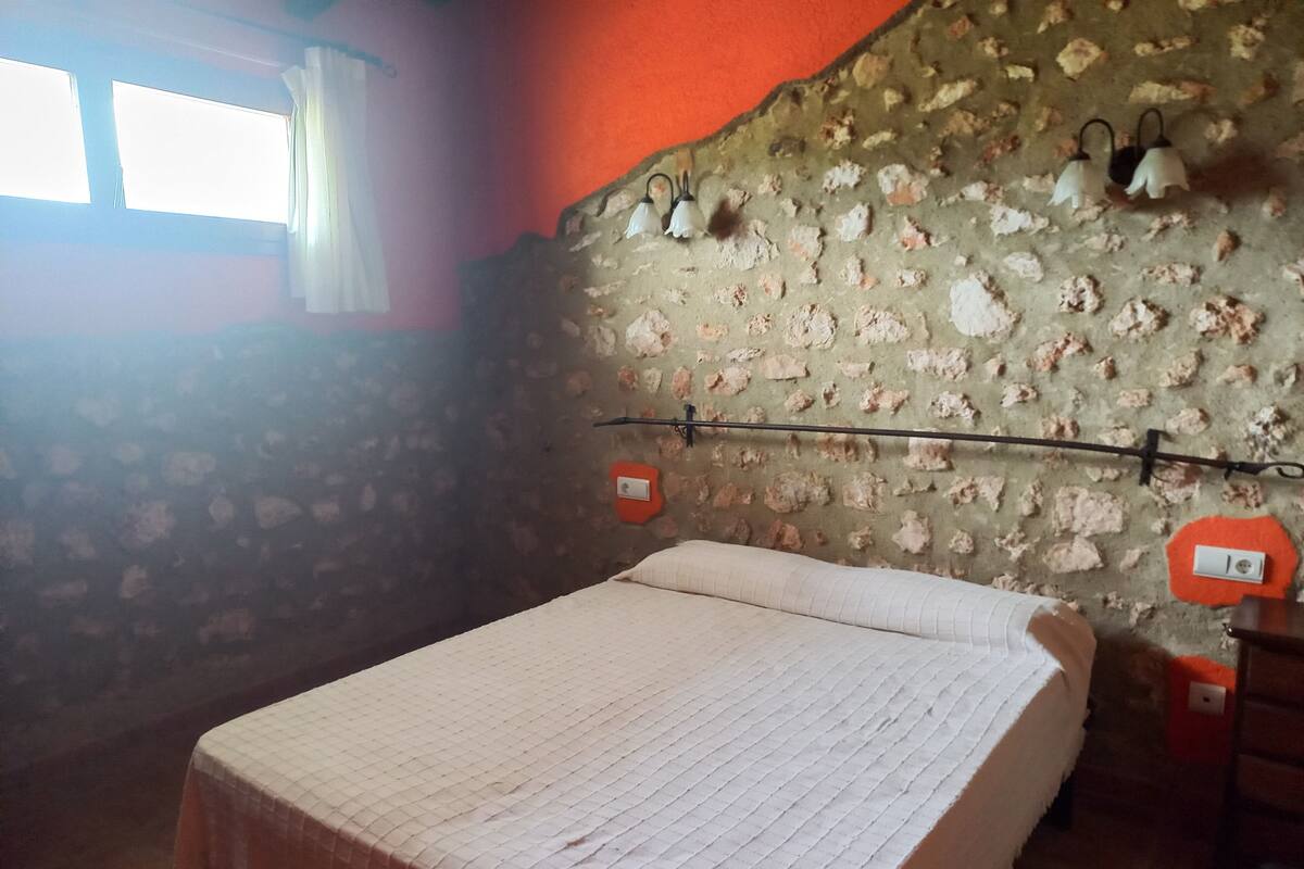 Habitación de lujo con 1 cama matrimonial o 2 individuales | Ropa de cama de alta calidad, edredón y decoración personalizada