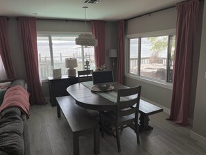 Living area - ALL INCLUSIVE AMENITIES:Kayak,SUP,Pedal Boat,PingPong,Pickleball,Movie Nt &MORE! (Nice)