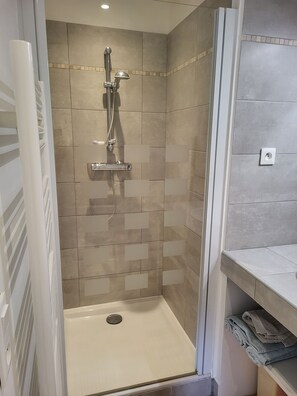 Suihku, hiustenkuivaaja, pyyhkeet, saippua