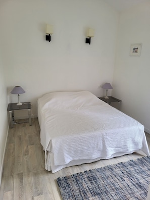 1 bedroom, bed sheets
