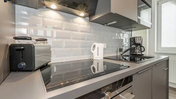 Kühlschrank, Mikrowelle, Ofen, Herdplatte