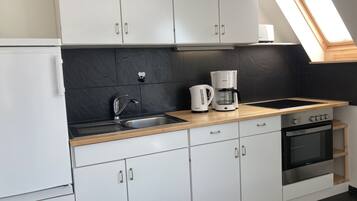 Fridge, oven, stovetop, coffee/tea maker