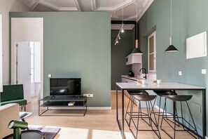 Apartemen Standar, 2 kamar tidur | Area keluarga | Televisi layar datar 32-inci dengan saluran TV digital dan TV