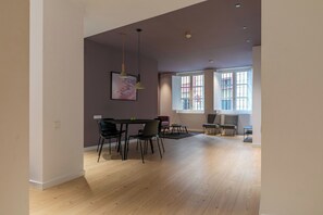 Appartement Standard, accessible aux personnes à mobilité réduite | Aire de séjour | Téléviseur à écran plat de 32 po avec télévision numérique, téléviseur