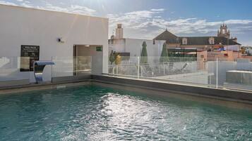 Seasonal outdoor pool, pool umbrellas, sun loungers