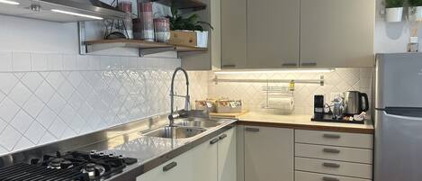 Réfrigérateur, four à micro-ondes, un four, surface de cuisson