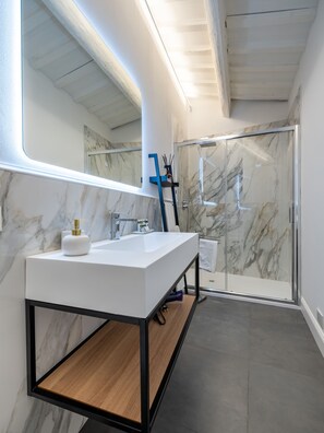 Dusche, Haartrockner, Bidet, Handtücher