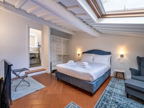 3 habitaciones, caja de seguridad en la habitación y escritorio