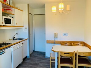 Fridge, microwave, dishwasher, coffee/tea maker