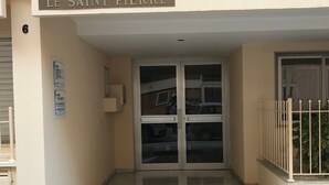 The entrance to a building with a sign reading "LE SAINT PIERRE". - Air-conditioned studio, quiet, Menton center, terrace (Menton)