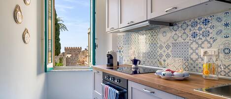 Jääkaappi, uuni, liesi, astianpesukone