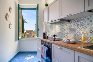 Fridge, oven, stovetop, dishwasher - Blue Carlotta, very bright apartment in Taormina ideal for families.  (Taormina)