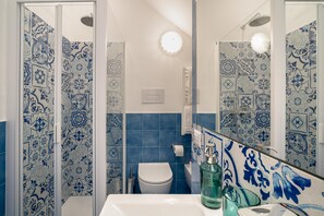 Douche, sèche-cheveux, bidet, serviettes fournies