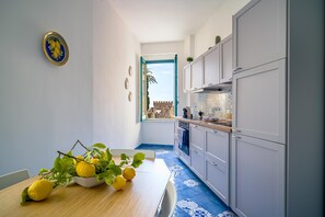 Fridge, oven, stovetop, dishwasher - Blue Carlotta, very bright apartment in Taormina ideal for families.  (Taormina)