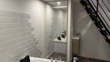Baignoire Ă jets, serviettes fournies, savon, papier toilette