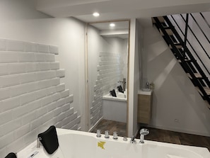Baignoire à jets, serviettes fournies, savon, papier toilette