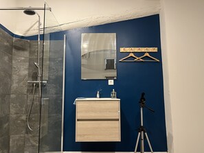 Een bubbelbad, handdoeken, zeep, toiletpapier