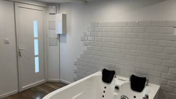 Baignoire Ă jets, serviettes fournies, savon, papier toilette