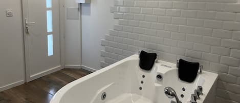 Whirlpool, Handtücher, Seife, Toilettenpapier