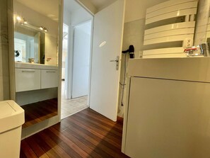 Bathroom - Seaside 2-Room Apartment with Terrace in Cavalaire-sur-Mer – Sleeps 4 (Cavalaire-sur-Mer)