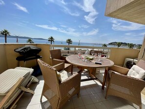 Outdoor dining - Seaside 2-Room Apartment with Terrace in Cavalaire-sur-Mer – Sleeps 4 (Cavalaire-sur-Mer)