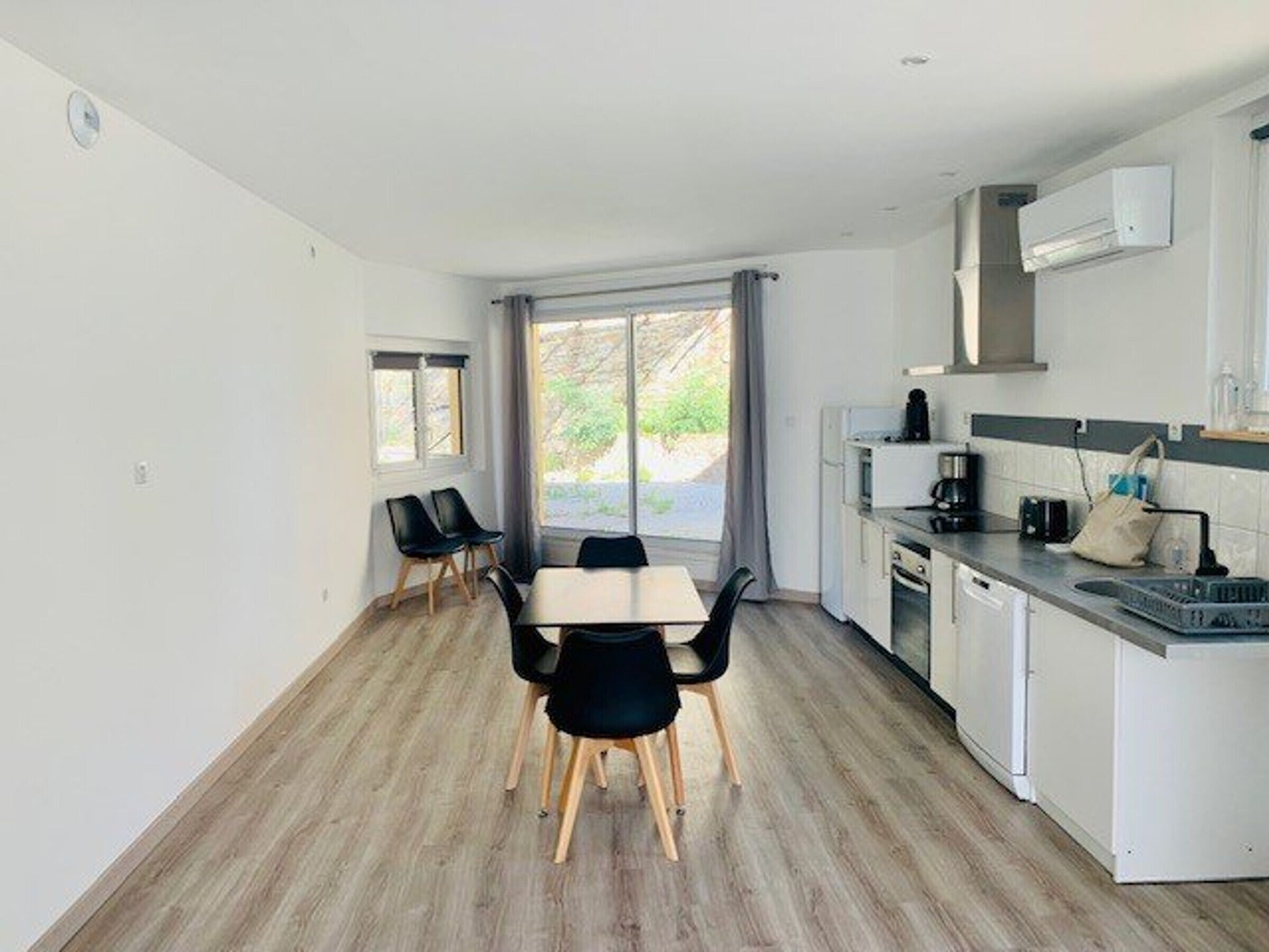 Fridge, oven, dishwasher, coffee/tea maker