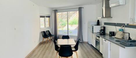 Refrigerador, horno, lavavajillas y cafetera y tetera