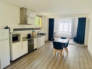 Fridge, oven, dishwasher, coffee/tea maker