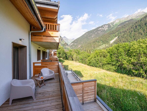 Property grounds - Champagny-en-Vanoise: Cozy 4-bedroom apt, balcony, WiFi, 8 ppl. (Champagny-en-Vanoise)