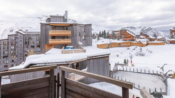 A snowy mountain resort with wooden buildings and a ski lift. - Cozy apartment for 4 in Avoriaz with southeast-facing balcony (Avoriaz)