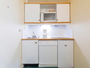 Refrigerador, microondas, lavavajillas y cafetera y tetera 