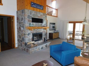 TV, fireplace, DVD player - The Sooner by the Lake (Backus)