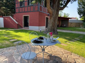 Outdoor dining - The Sequoia, an enchantment among trees (Ostheim)