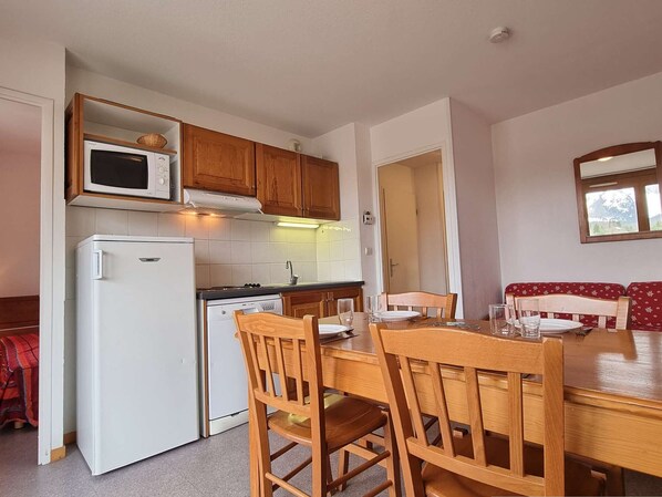 Kühlschrank, Mikrowelle, Herdplatte, Geschirrspüler