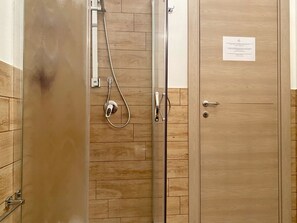 Habitación triple Confort | Baño | Regadera, regadera tipo lluvia, toallas 