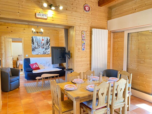 Dining - Cozy Apartment Near Center & Ski Lifts, Great Amenities, Sleeps 6 (Les Gets)