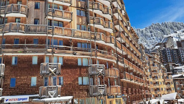 A multi-story hotel with wooden balconies and ski slope views. - South-facing Apartment 5 pers, balcony Avoriaz (Avoriaz)