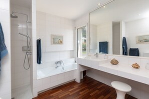 Hair dryer, towels, soap, toilet paper - Villa The Hill (Cassis)