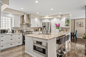 冰箱、微波炉、烤箱、炉灶