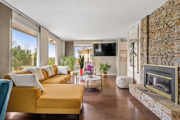 Luxury Oasis in Northwest Calgary. Beautifully renovated and upgraded house in Brentwood. Entire upper level with private entry and central air conditioning. 3 bedrooms, 2 bathrooms, front patio with mountain and park view, backyard with multi-level deck offering natural gas BBQ and lots of green spaces great for families. Nestled in a very quiet and convenient street, across f...