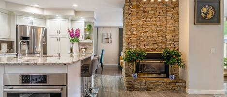 Réfrigérateur, micro-ondes, four, plaque de cuisson