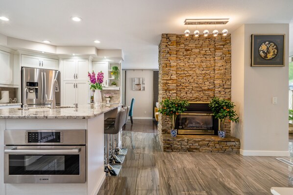 Kühlschrank, Mikrowelle, Ofen, Herdplatte