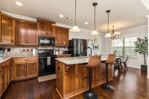 Kylskåp, mikrovågsugn, ugn och spishäll