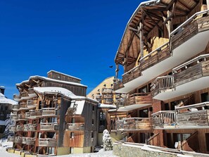A cluster of wooden chalet-style buildings with balconies and snow on the roofs, indicating a winter setting. - Charming renovated apartment 2 rooms, balcony, WiFi (Avoriaz)