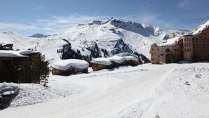 A snow-covered mountain landscape with buildings and a clear sky. - Charming renovated apartment 2 rooms, balcony, WiFi (Avoriaz)