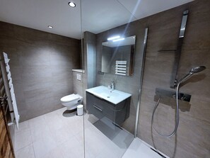 Een haardroger, handdoeken