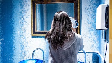 Neljän hengen perhehuone, tupakointi kielletty (Japanese-Western style, 24 tatami) | Kylpyhuone | Suihku, ilmaiset hygieniatuotteet, hiustenkuivaaja, tohvelit