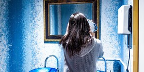 A bathroom with a blue and white distressed wall, a mirror, and a sink. - Glamping Hoshigaminomori (Nakatsugawa)