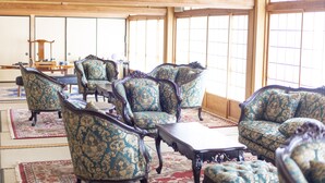 A traditional Japanese-style room with tatami mats, wooden furniture, and shoji screens. - Glamping Hoshigaminomori (Nakatsugawa)